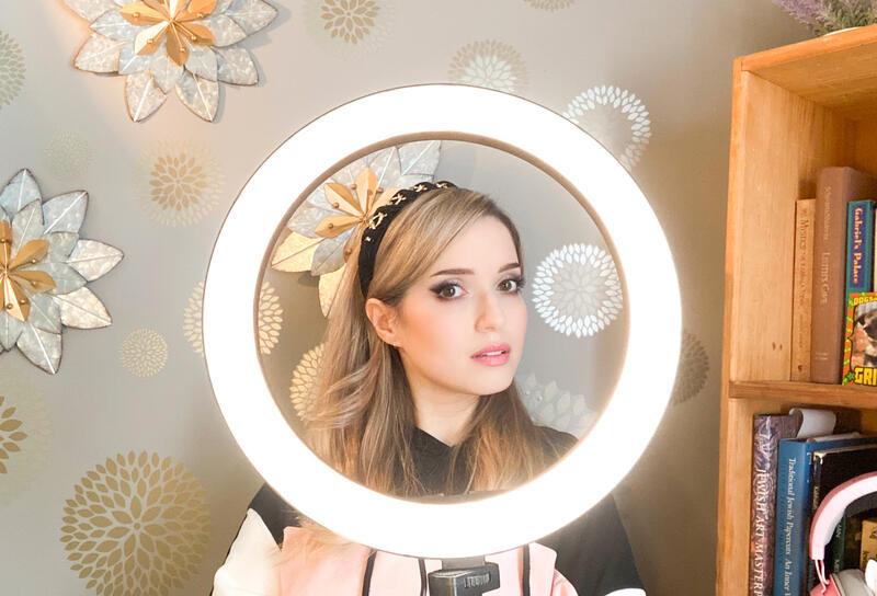 Miriam Anzovin posing with ring light. 