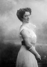 Studio portrait of Rahel Hirsch looking over her shoulder and smiling