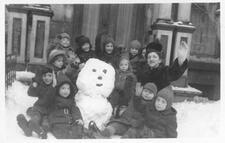 Shulamis Yelin with Peretz Shule Day School Kindergarten, 1941