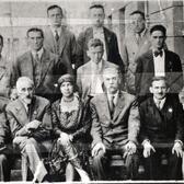 Thirteen Bund delegates to the Socialist International pose for a group photo. Anna Rozental is the only woman in the photo.