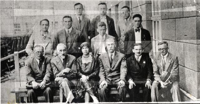 Thirteen Bund delegates to the Socialist International pose for a group photo. Anna Rozental is the only woman in the photo.