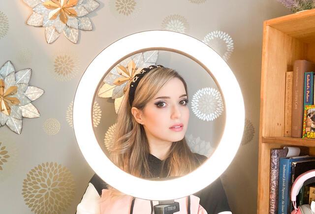 Miriam Anzovin posing with ring light. 