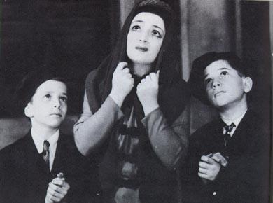 Molly Picon and Children in "Oy is Dus a Leben," 1942