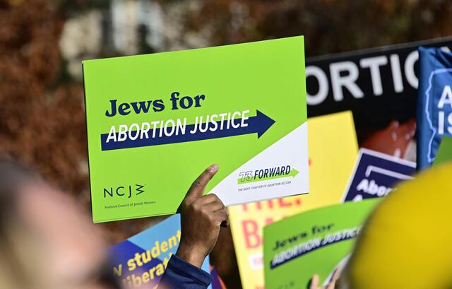 Green sign reading "Jews for Abortion Justice" 